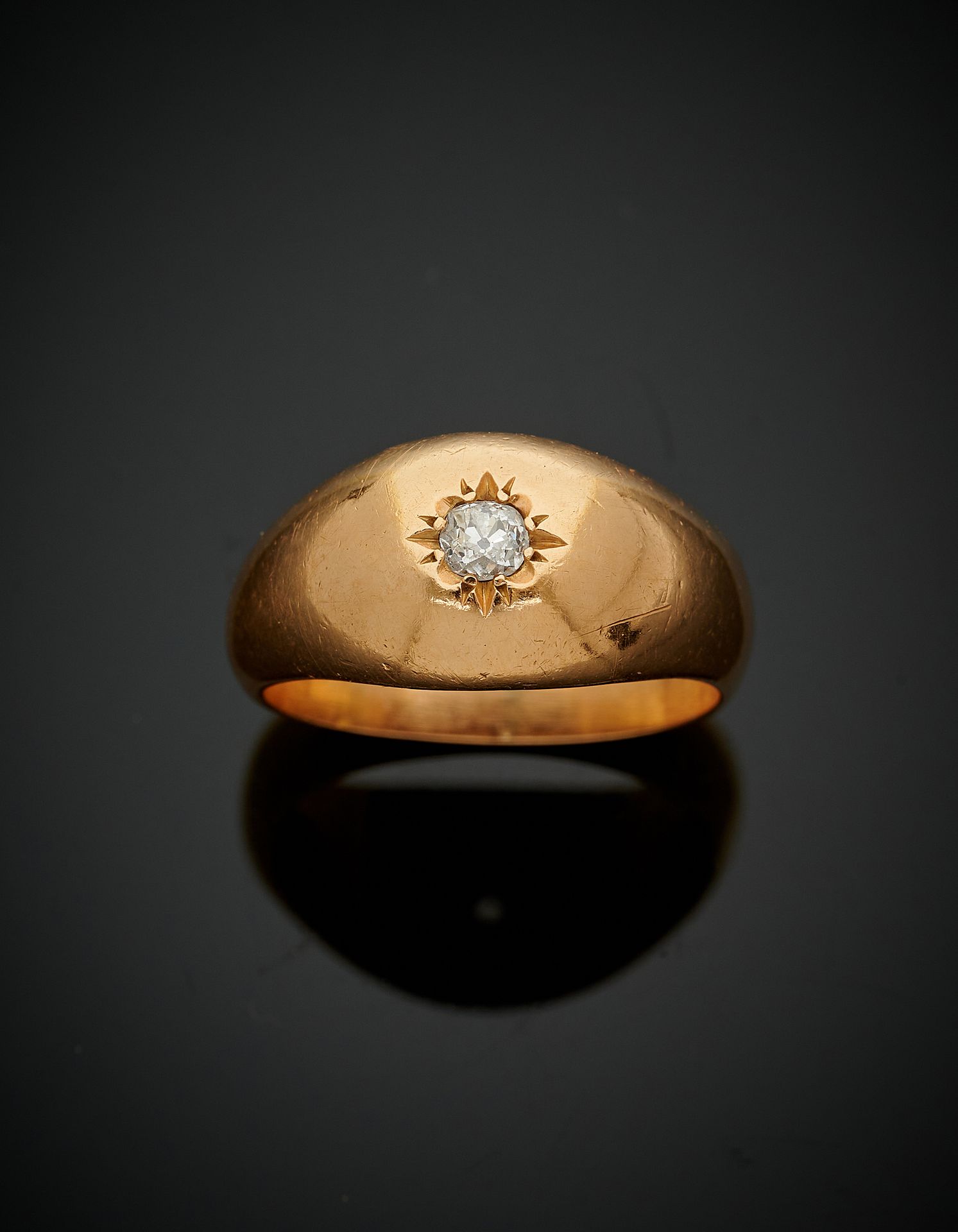 Null 黄金(750‰) "Jonc "戒指，在星形底座上镶嵌了一颗枕形切割钻石。
手指 : 56 - 毛重 : 9,6 g