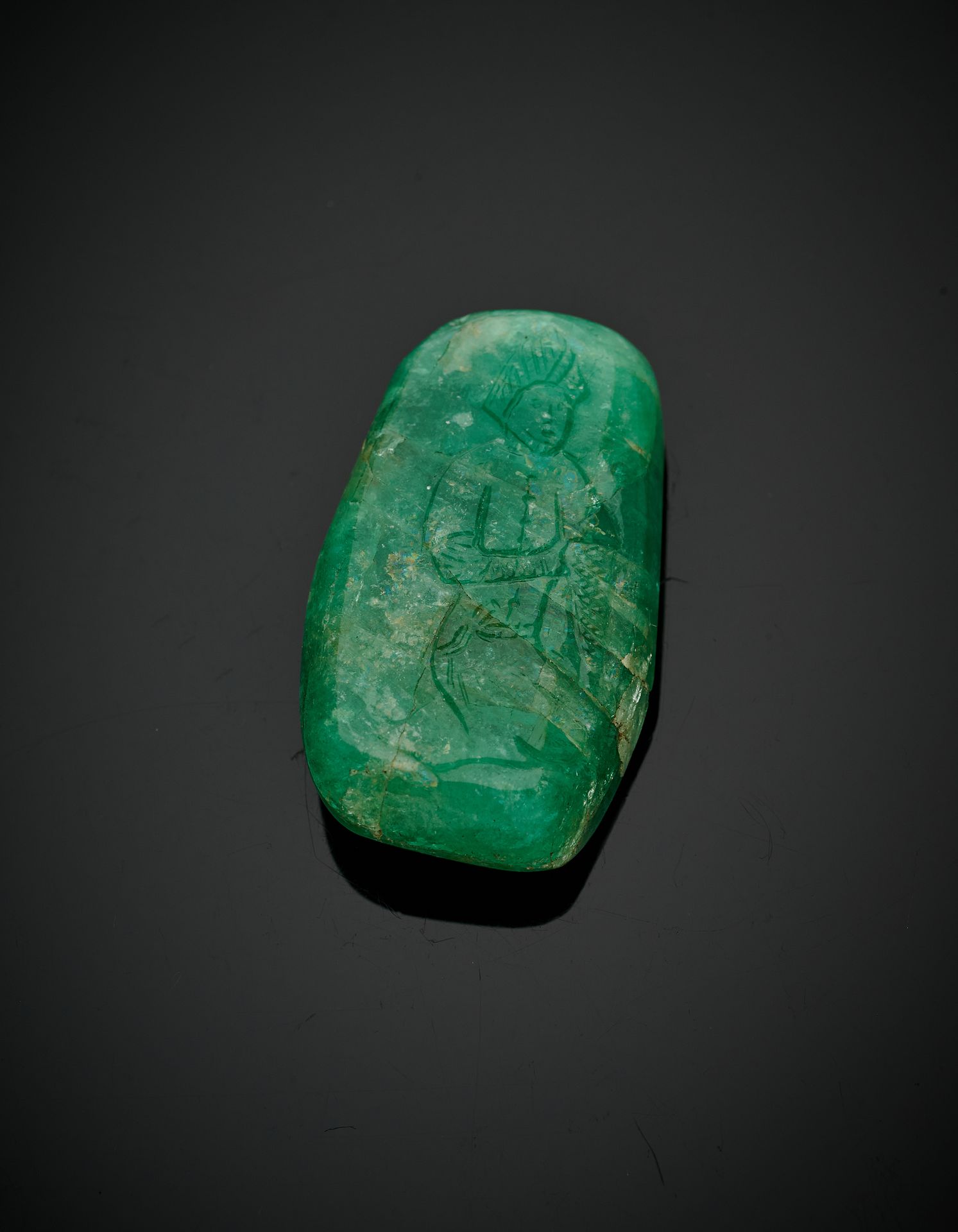 Null 重要的抛光、雕刻的祖母绿，人物饱满，背面有东方的铭文。
(夹杂物和裂缝)。
尺寸 : 3,5 x 2,1 x 0,8 cm
重量 : 62,7 car&hellip;