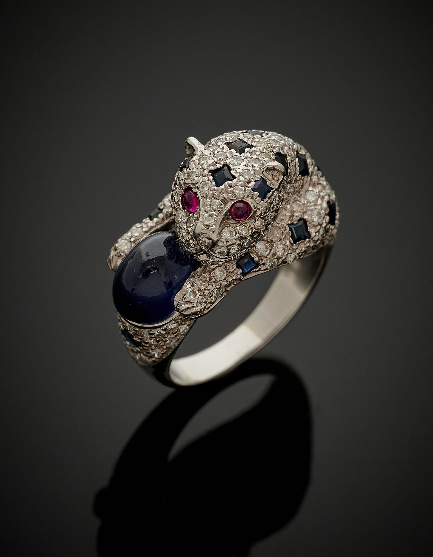 Null 白金（750‰）"黑豹 "戒指，铺设明亮式切割钻石和校准蓝宝石，眼睛镶嵌凸圆形红宝石，爪子中间夹着一颗凸圆形蓝宝石。
手指 : 52 - 毛重 : 8&hellip;