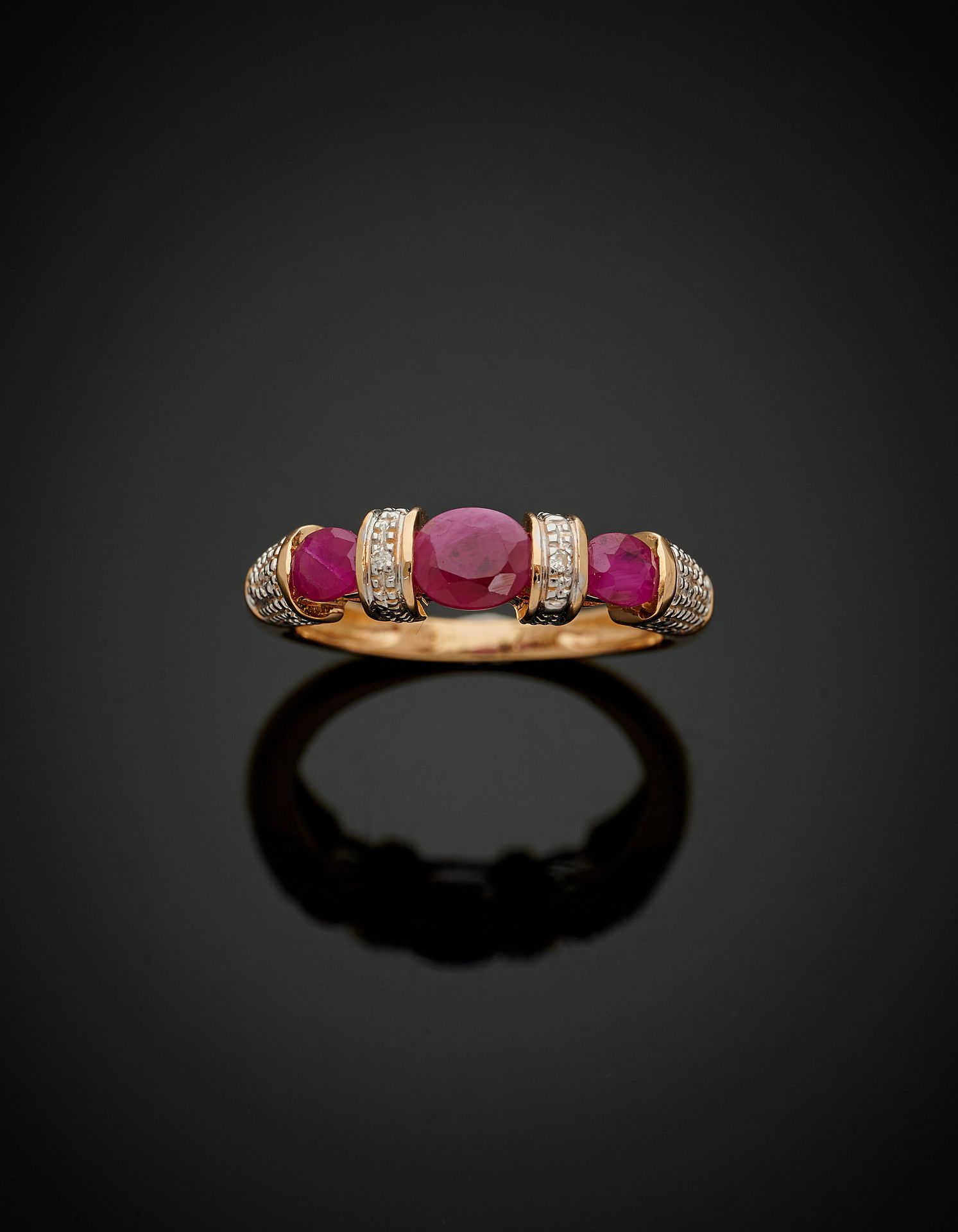 Null 黄白金（750‰）"Jonc "戒指，镶嵌三颗红宝石，与明亮式切割钻石交替。
指头：48 - 毛重：2.7 g