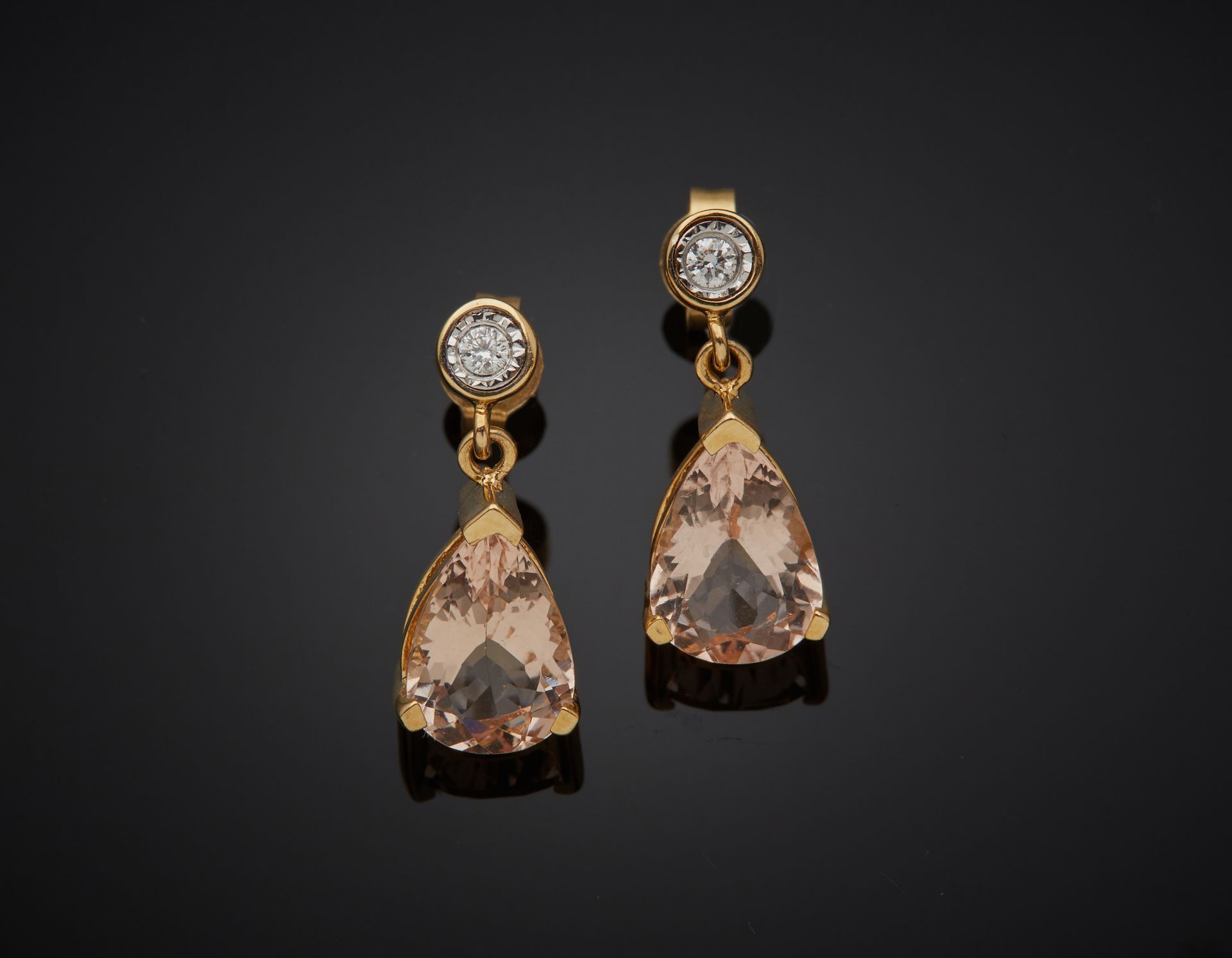 Null 一对黄金(750‰)耳环，镶嵌一颗明亮式切割的钻石，手持一颗梨形切割的摩根石。
长度 : 1,9 cm - 毛重 : 3,1 g