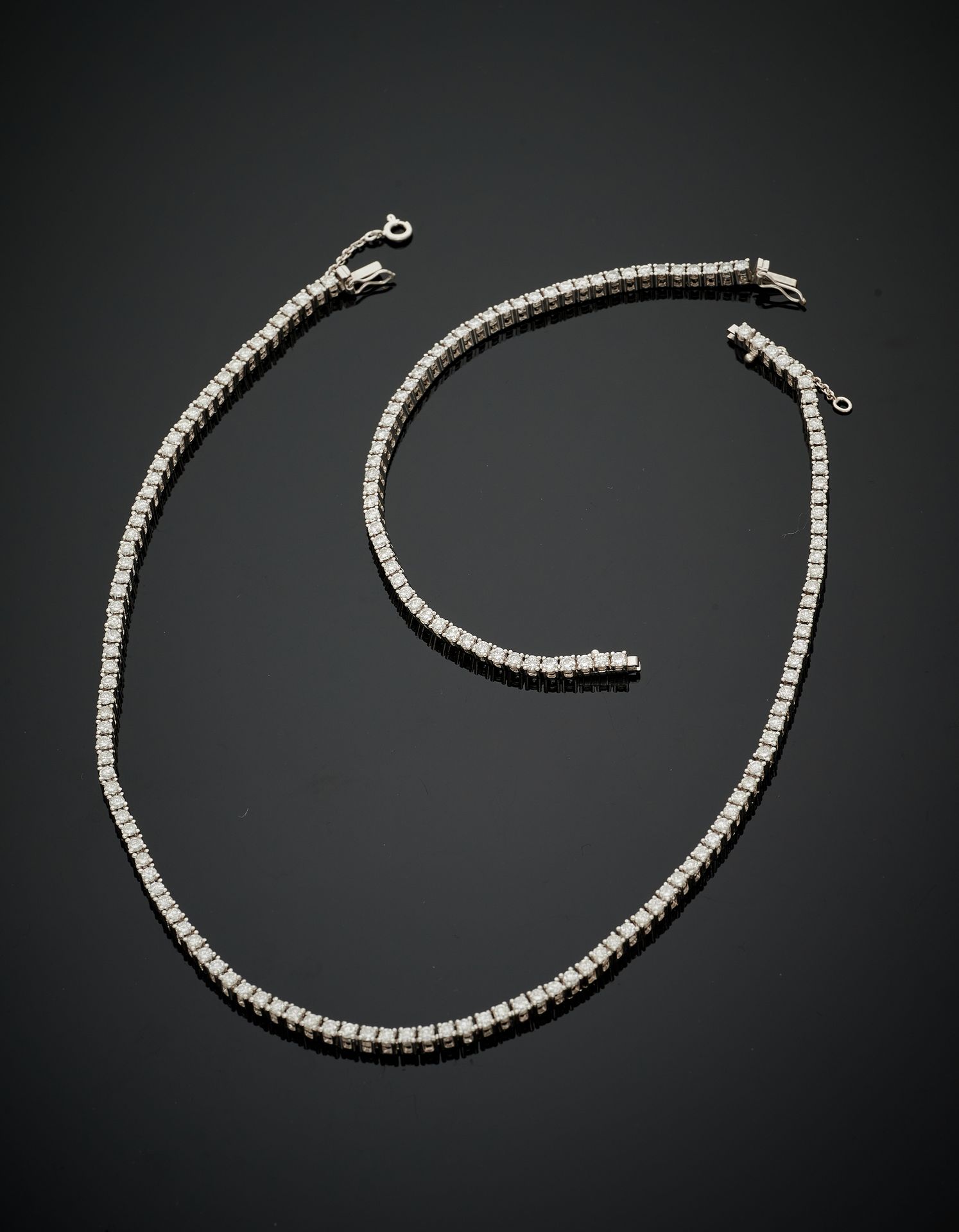 Null HALF-PARACLE comprising a NECKLACE and a
BRACELET in white gold (750‰) set &hellip;
