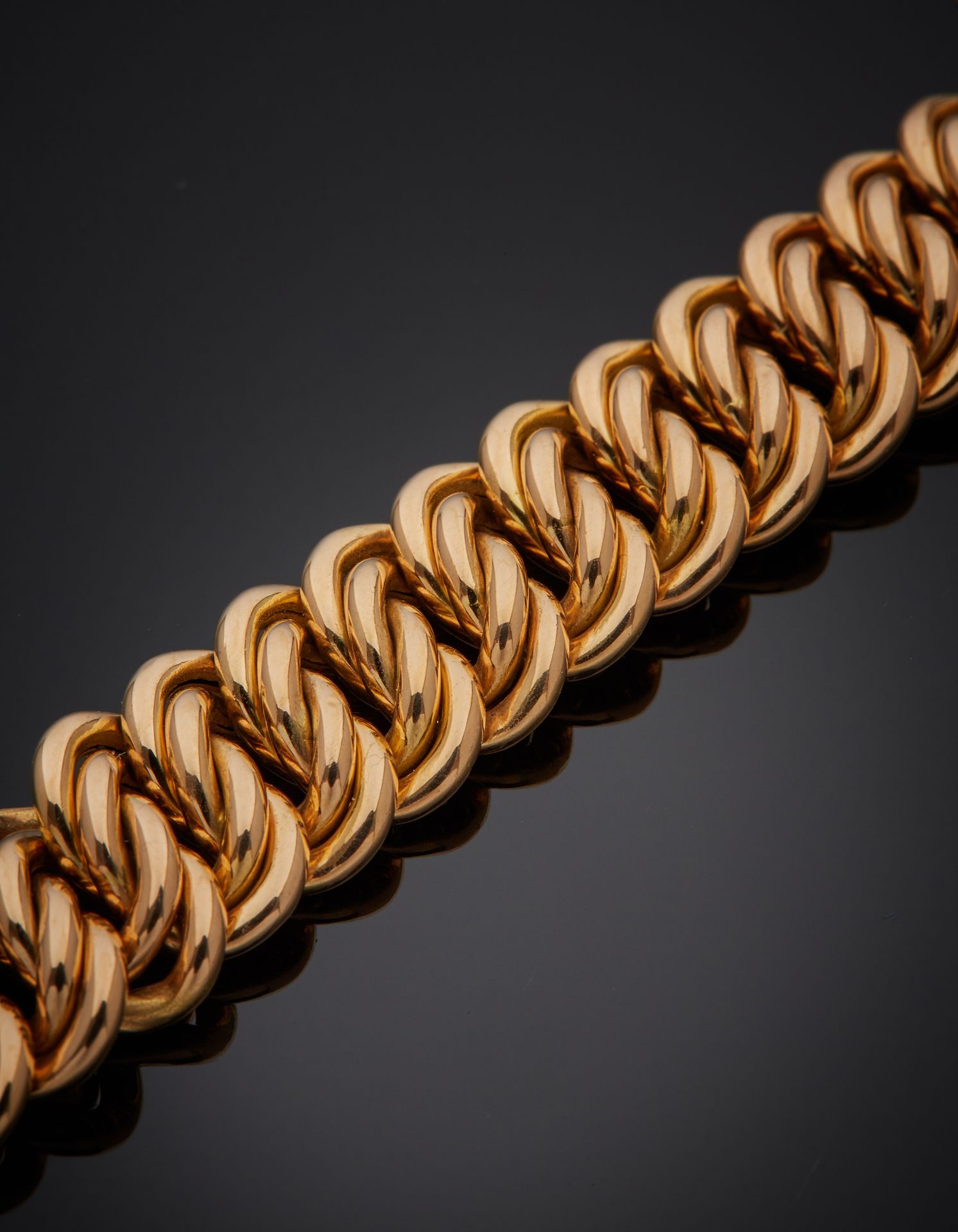 Null 玫瑰金(750‰)美式链扣手镯。小震荡。
长 : 18,5 cm - 宽 : 1,4 cm
重量 : 28,4 g
