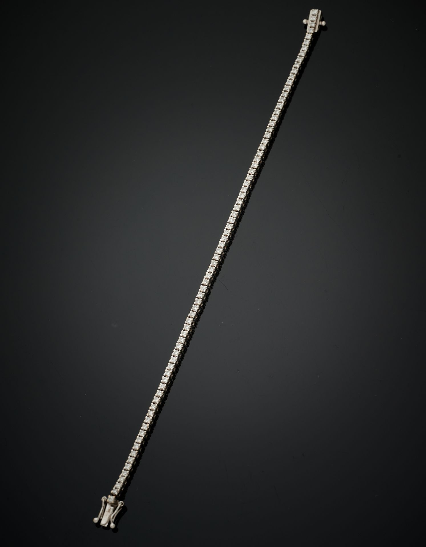 Null 白金(750‰)高级手镯，镶有一排明亮式切割钻石。
长度 : 16 cm - 毛重 : 7,3 g