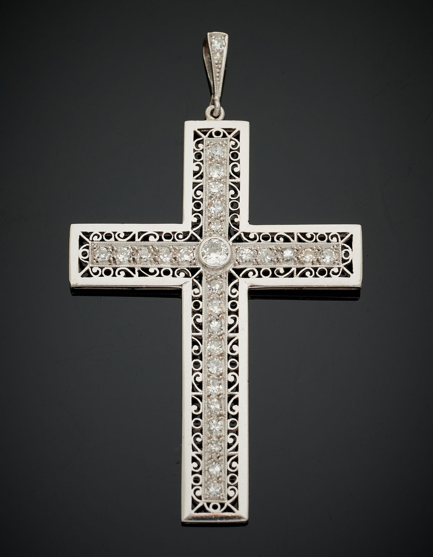 Null 重要的铂金（最小值：
800‰）镂空 "十字 "吊坠，有卷轴图案，镶嵌有8/8钻石，中心有一颗老切割钻石。套房内的衣架。
长度：6.8 cm - 毛重&hellip;