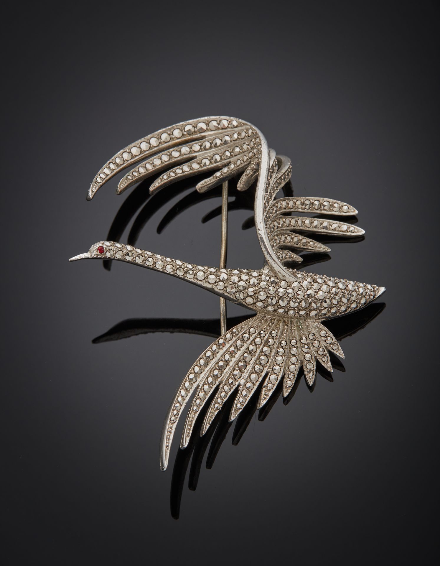 Null Bedeutende "Vogel"-Brosche aus Silber (800‰), verziert mit Hämatit.
Dim.: 7&hellip;