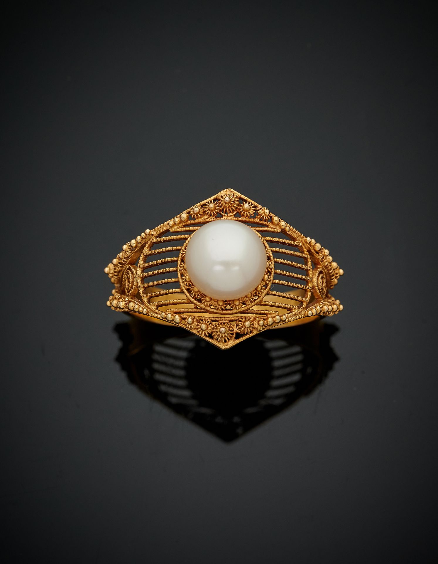 Null 14K黄金（585‰）镂空、细丝和布勒戒指，夹着一颗纽扣形淡水养殖珍珠。
珍珠直径：7.8至7.9毫米
指数：60 - 毛重：3.7克
