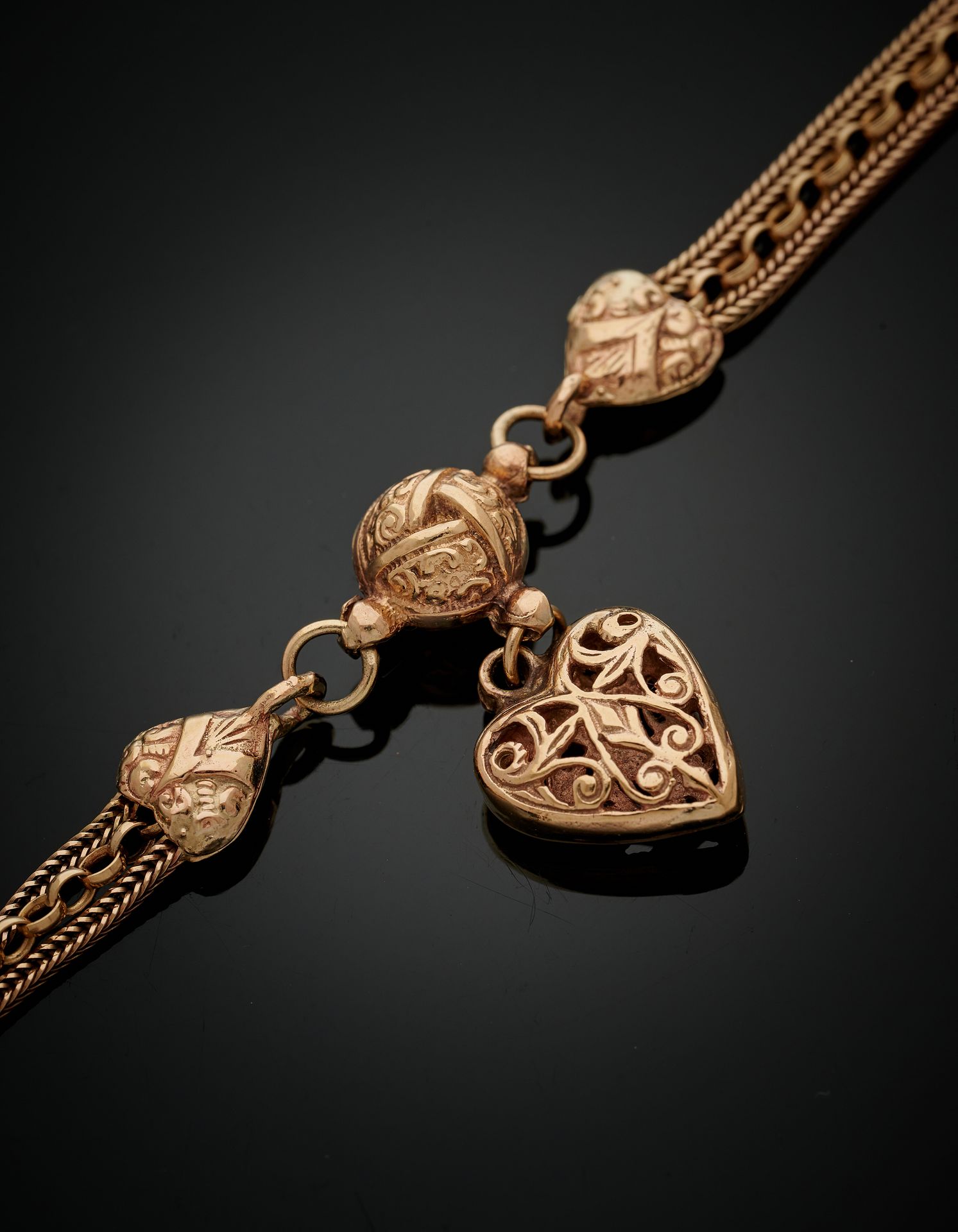 Null 9K黄金（375‰）BRACELET或腕链，由三层链子、镂空的 "心 "形图案和一个球组成。
扣子 "mousqueton"。
约1900。
，长度：&hellip;