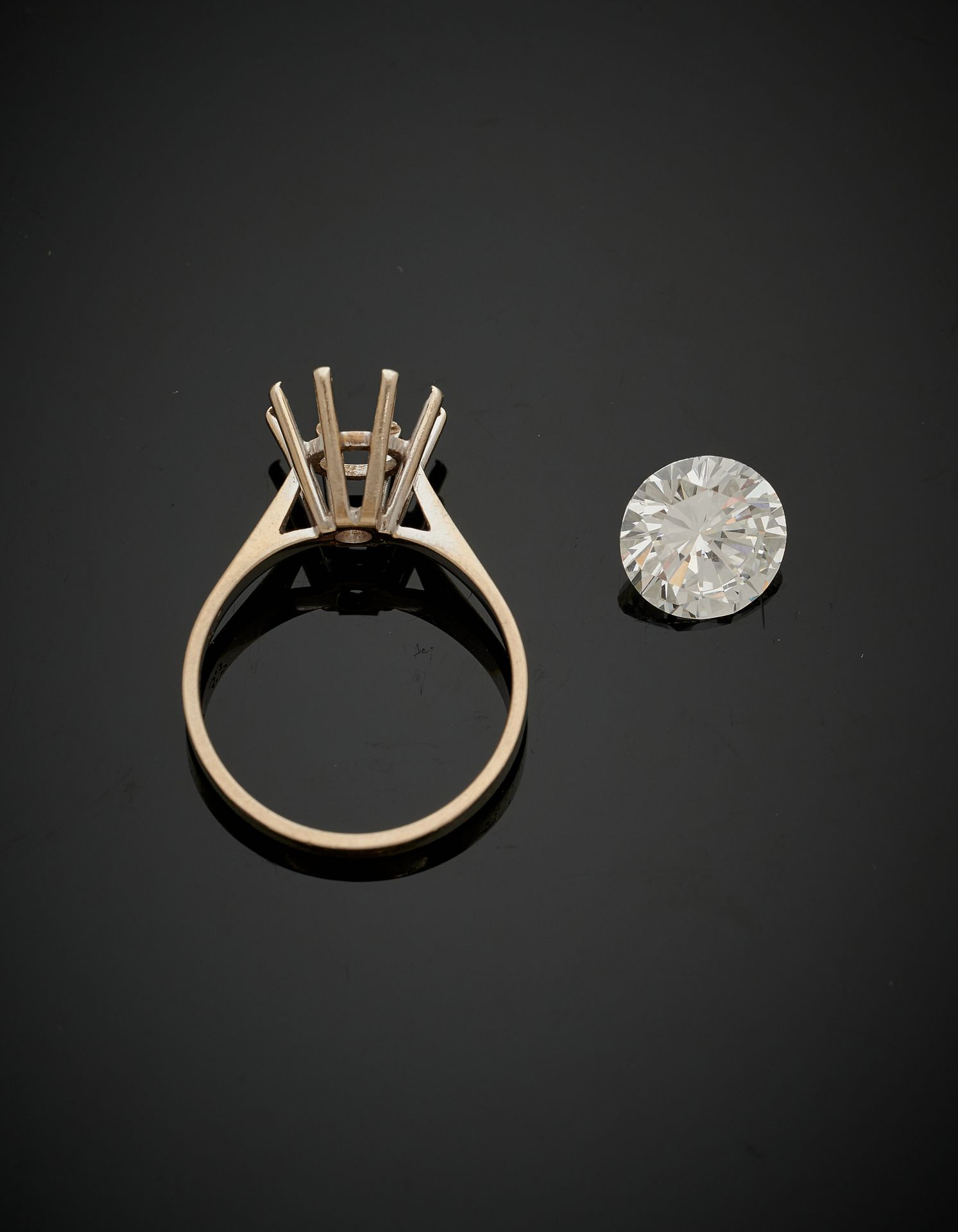 Null 白金(750‰) "单钻 "戒指，镶嵌着一颗明亮型切割钻石，重达2.61克拉。
指头：52 - 毛重：3.2克
这颗钻石附有Carat Gem Lab&hellip;
