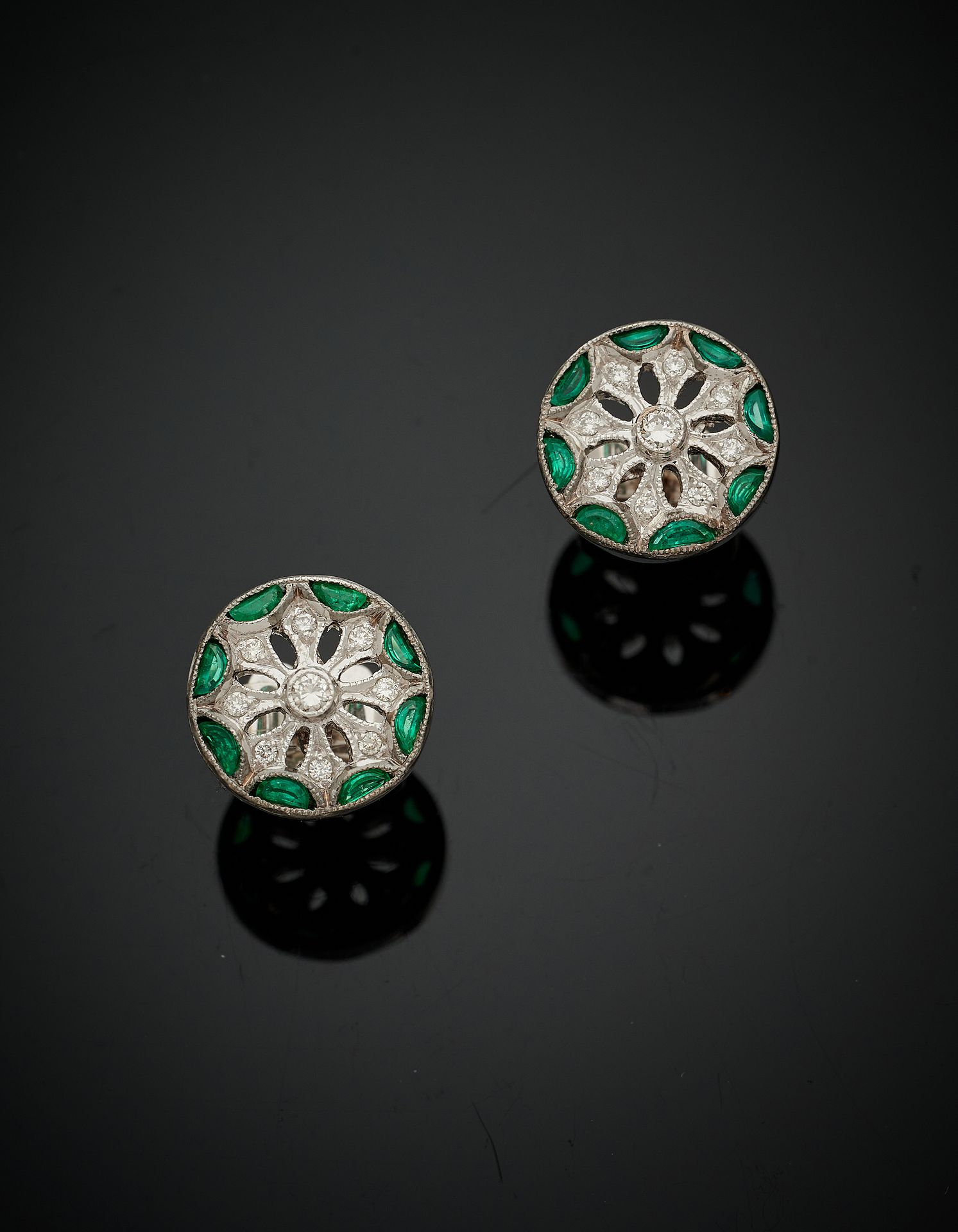 Null 一对白金（750‰）镂空圆形耳环，"玫瑰花 "图案，镶嵌明亮式切割钻石和校准的祖母绿。
直径：1.1厘米 - 总重量：5.1克