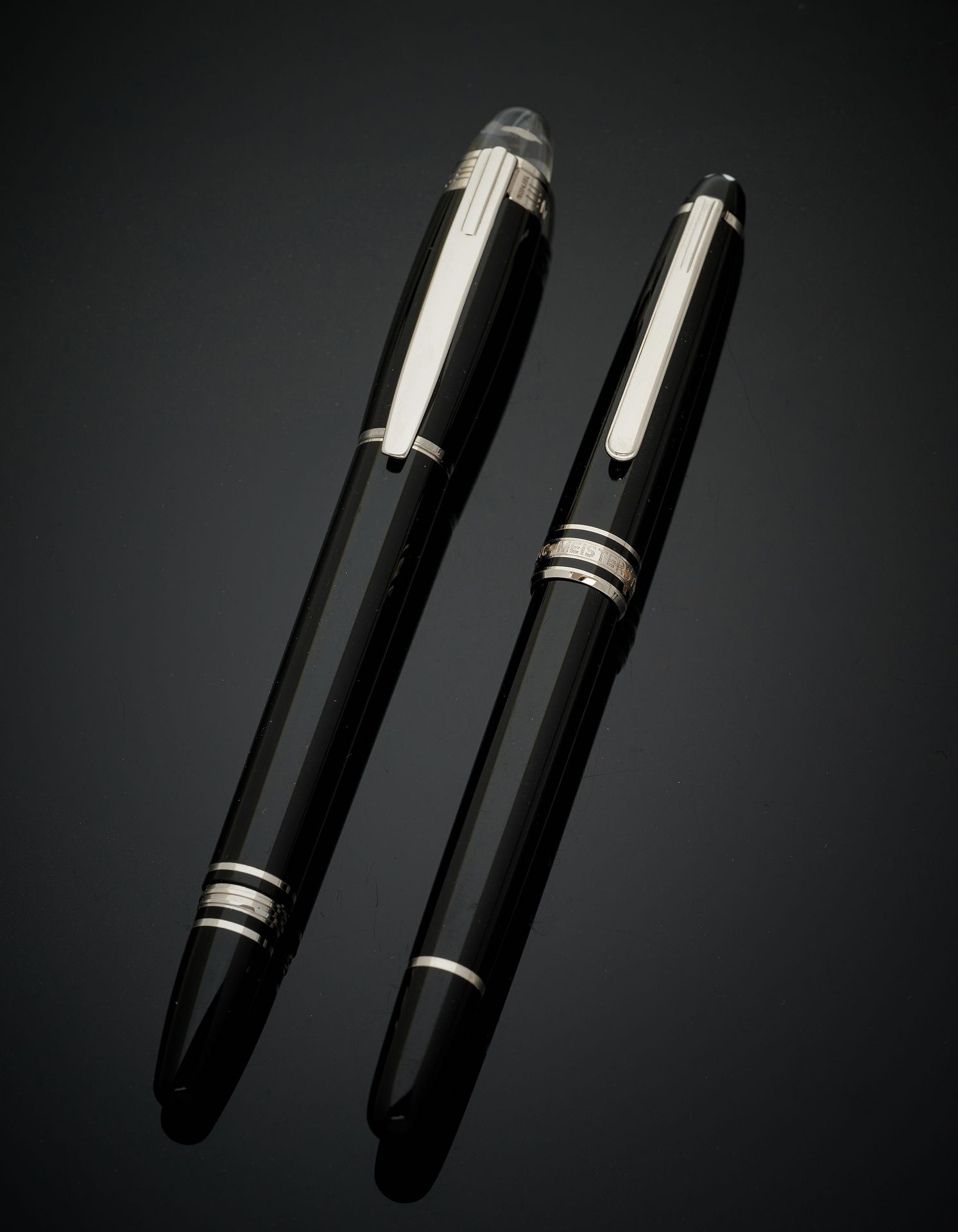 MONTBLANC 一对黑色漆面和金属圆珠笔。伴随着两个新的笔芯和它们的盒子。
签名为MONTBLANC。
 （轻微划痕）。