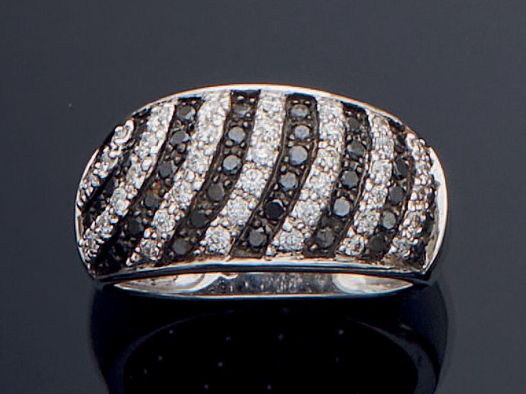 Null 一枚略带圆顶的白金和黑金（750‰）戒指，镶嵌着排列整齐的白色和黑色钻石。
指头：56 - 毛重：5.4 g