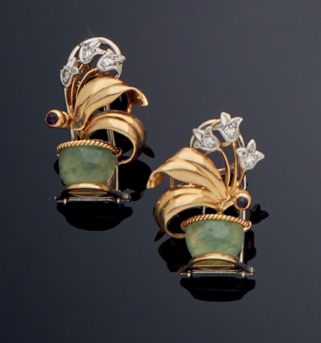 Null 一对黄金和白金（750‰）镂空耳夹 "花束"，镶嵌绿色宝石、凸圆形紫水晶和8/8切割钻石。
长：2.5厘米 - 总重：9克