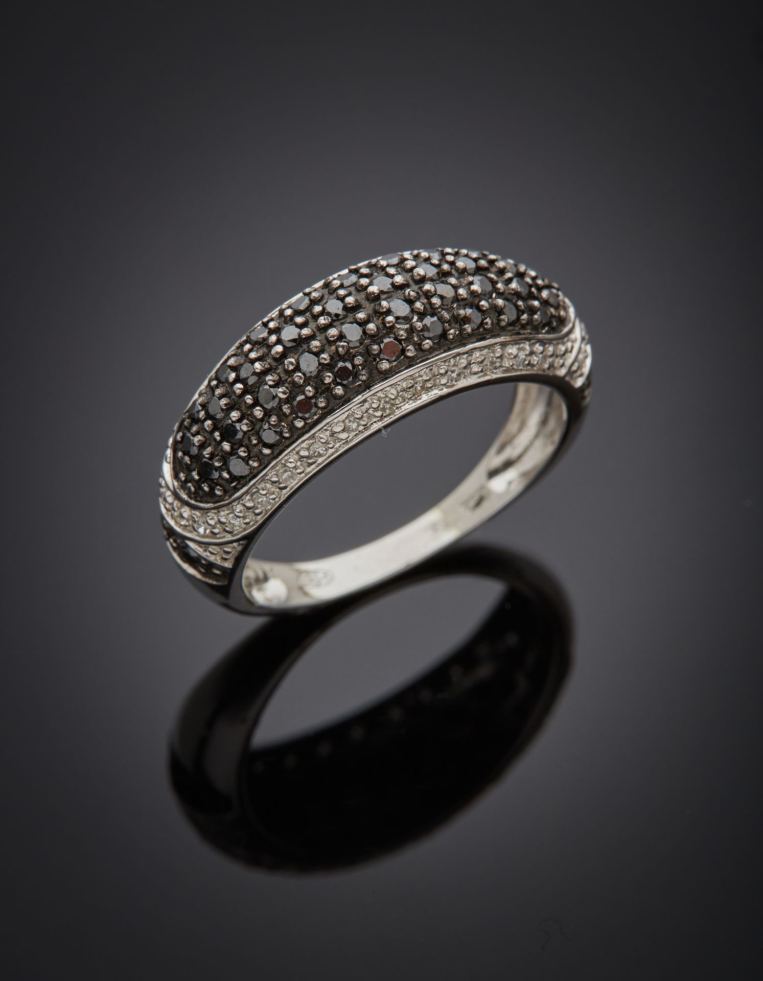 Null 白金和发黑的黄金（750‰）"匆忙 "戒指，铺设黑色和明亮式切割的白钻。
手指：56。毛重：3.7克