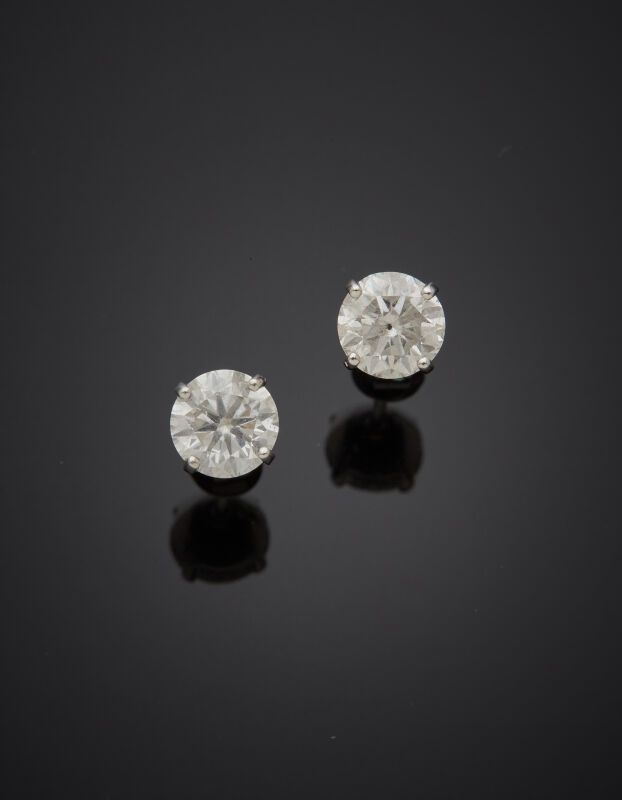 Null Paire de CLOUS d'OREILLES en or gris (750‰) serti de deux diamants taille b&hellip;