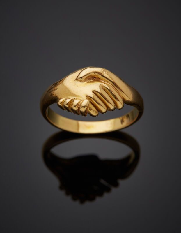 Null BAGUE de « fidélité » en or jaune (750‰) figurant une « poignée de mains ».&hellip;