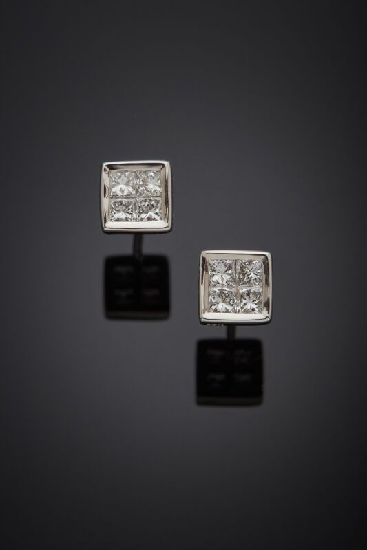 Null Paire de CLOUS d'OREILLES carrés en or gris (750‰) serti de huit diamants t&hellip;