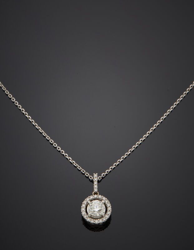 Null PENDENTIF circulaire et sa chaînette, en or gris (750‰) serti de diamants t&hellip;