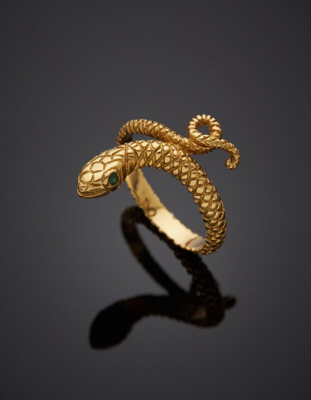 Null BAGUE « serpent » en or jaune (750‰) entièrement ciselé, les yeux sertis de&hellip;