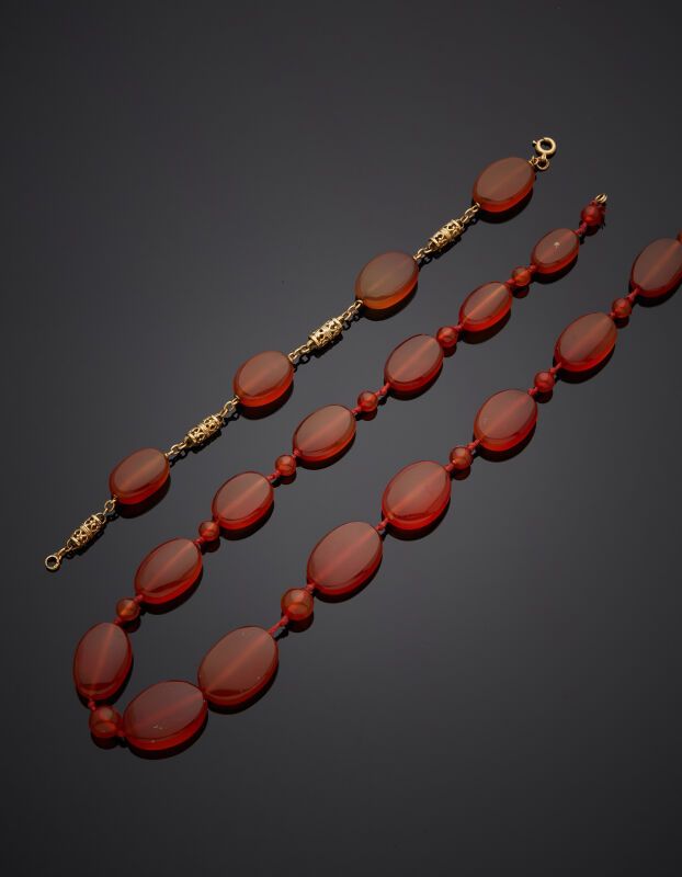 Null COLLIER et BRACELET composés de perles plates ovales et rondes de cornaline&hellip;