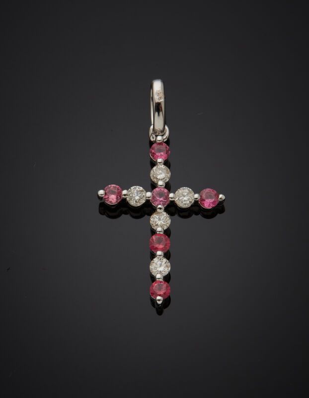 Null PENDENTIF « croix » en or gris (750‰) serti de six rubis et diamants taille&hellip;