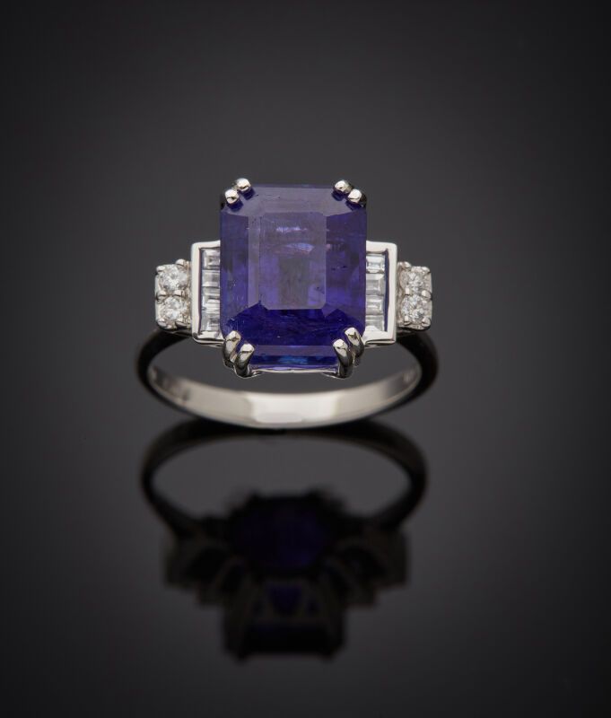 Null BAGUE en or gris (750‰) serti d'une tanzanite rectangulaire, taillée à degr&hellip;