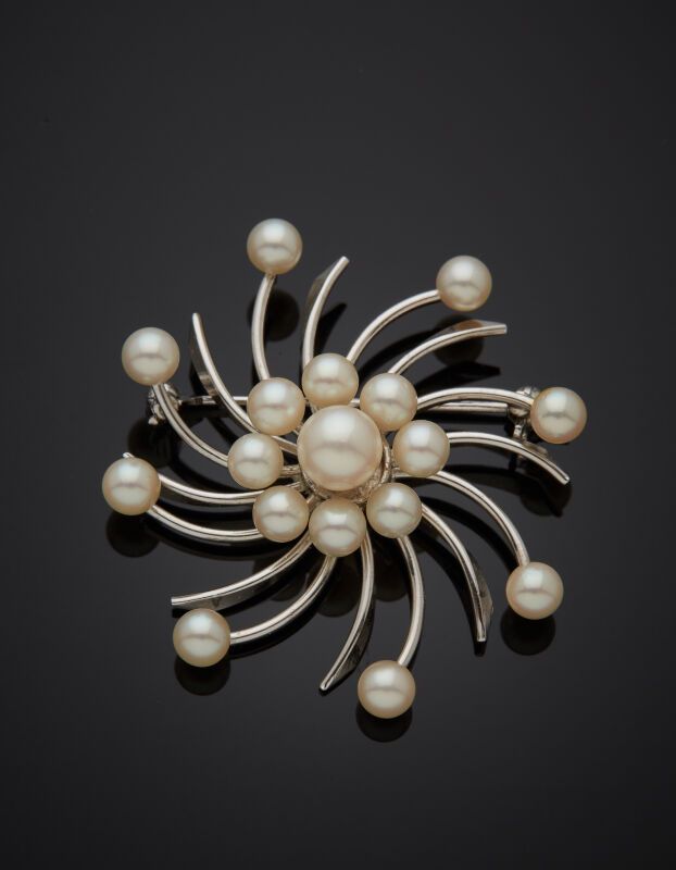 Null BROCHE en argent (min. 800‰) orné de 17 perles de culture blanches. Epingle&hellip;