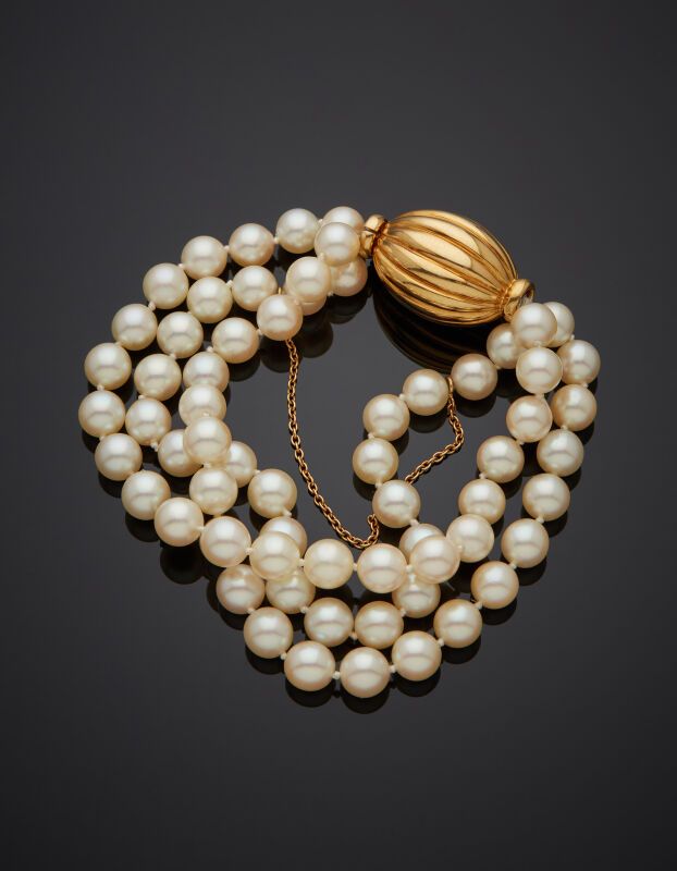 Null BRACELET composé de trois rangs de perles de culture de couleur crème. Ferm&hellip;