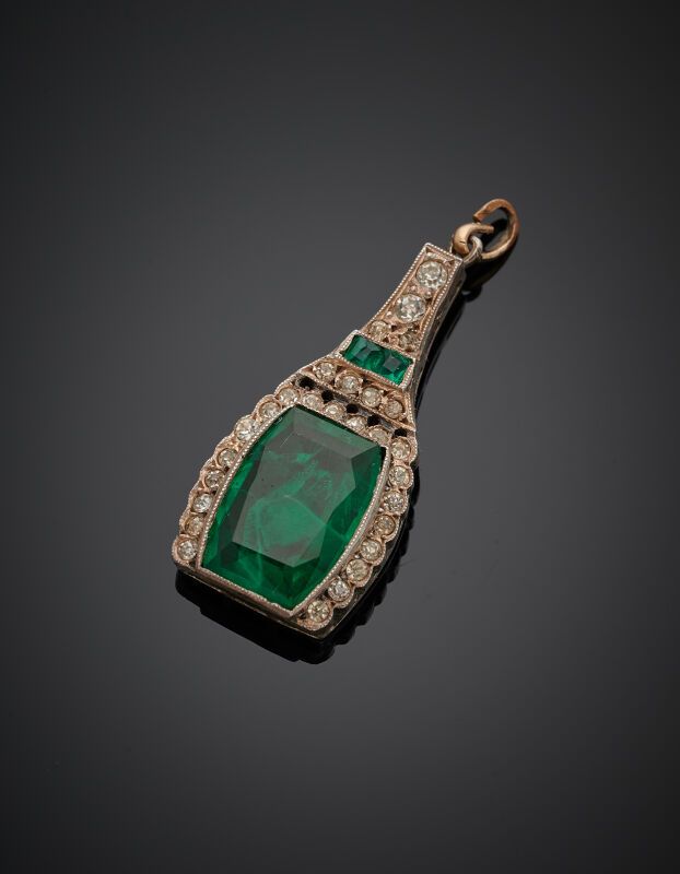Null 银质 "香槟瓶 "吊坠（最小 800‰），镶嵌白色和绿色宝石。 
20 世纪早期。变形。
长度：3 厘米。毛重：4 克。