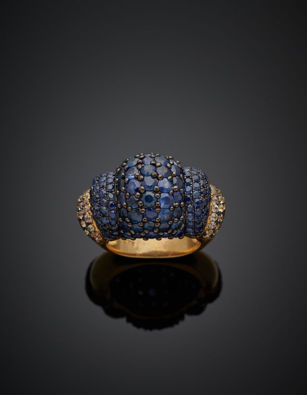 Null 镶嵌蓝宝石、肩镶绿色蓝宝石的圆顶镀金和熏黑银（925‰）戒指。
手指：53。毛重：10.9 克。