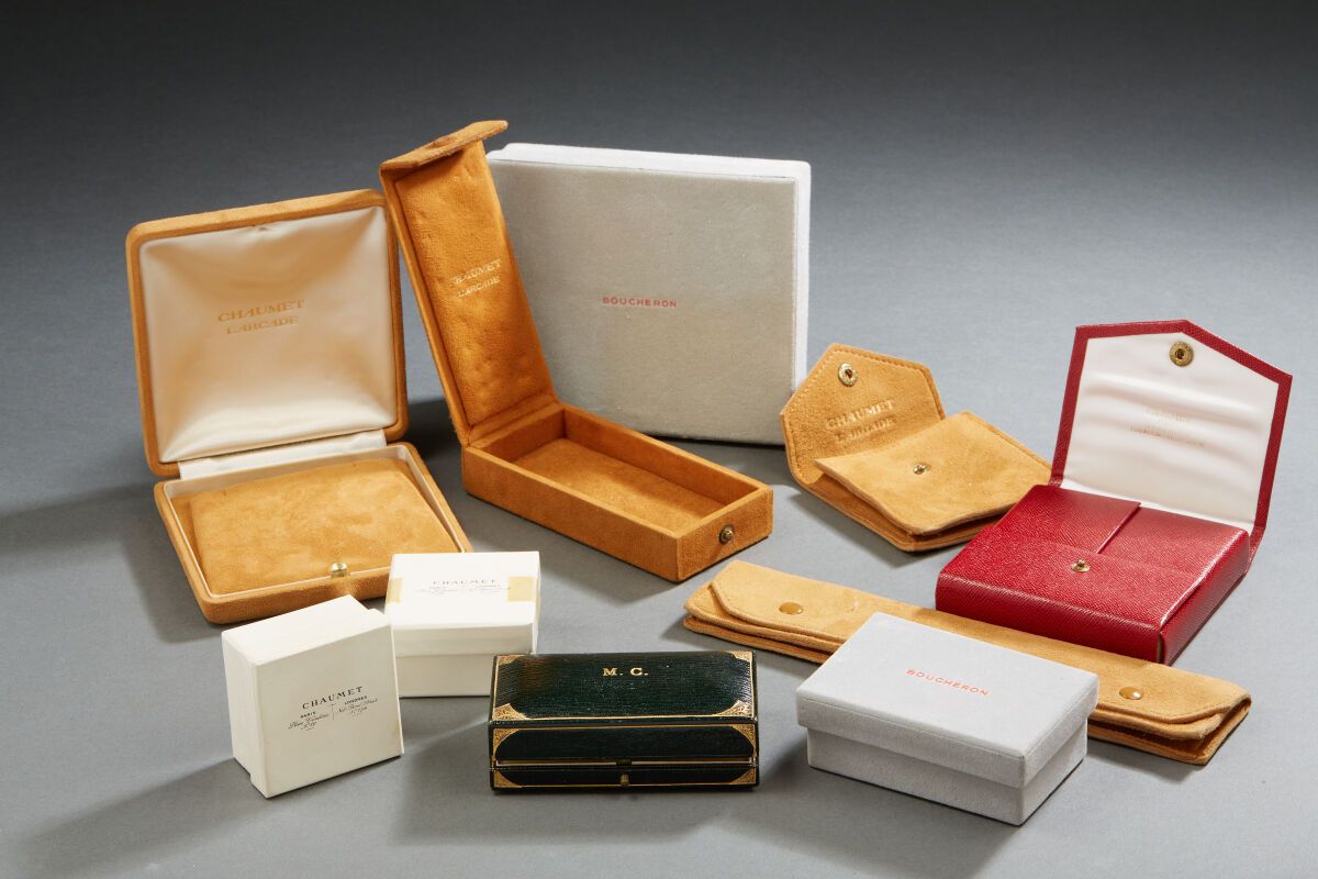 Null 由珠宝商 BOUCHERON、CHAUMET 和 AURICOSTE 制作的 11 件徽章、盒子和套装。