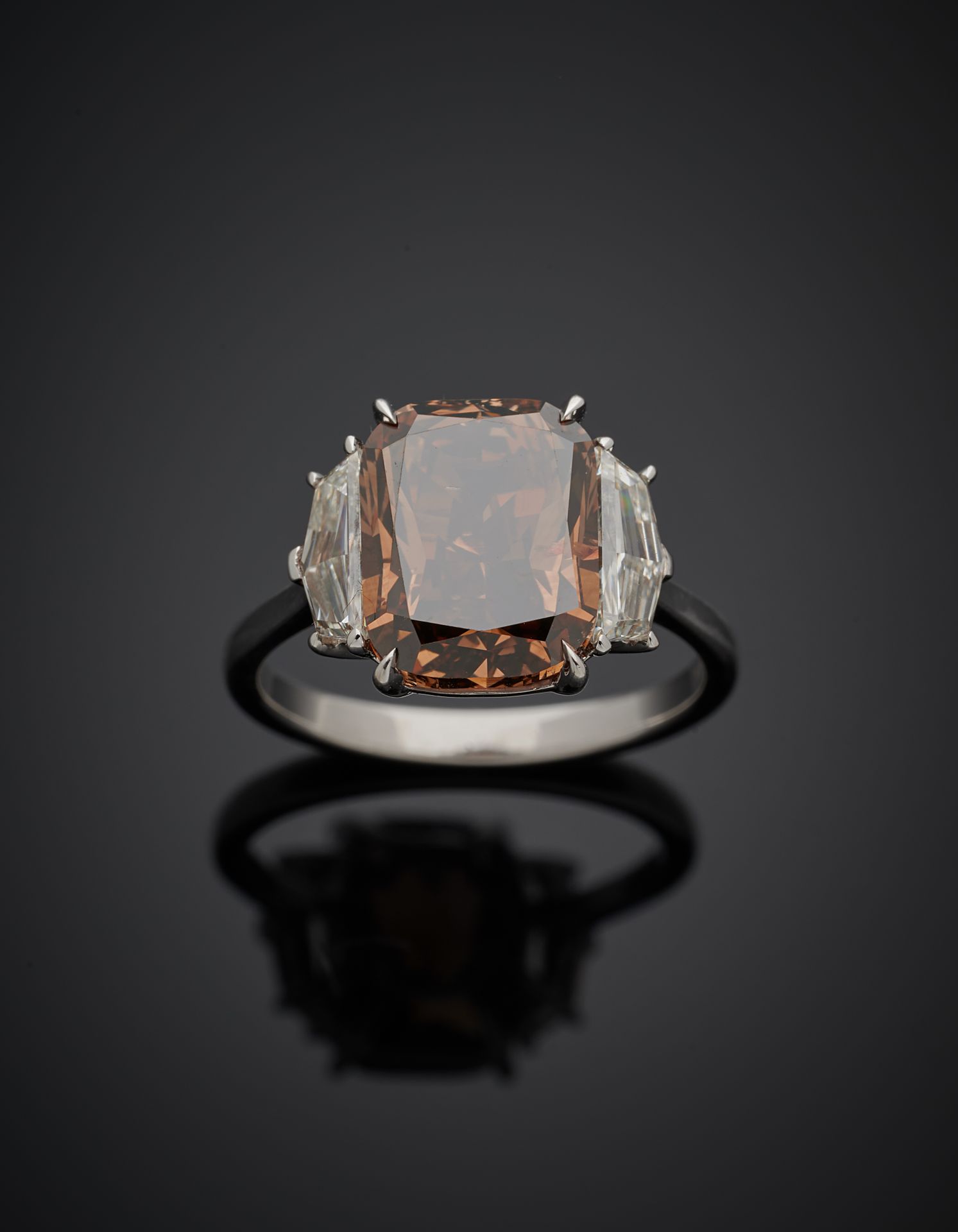 Null BAGUE en or gris (750‰) serti d’un diamant FANCY DARK ORANGY BROWN de forme&hellip;