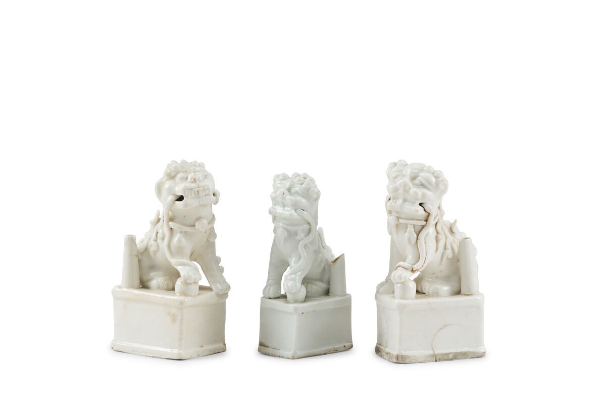 Null CHINE - Epoque KANGXI (1662 - 1722)
Trois lions en porcelaine émaillée blan&hellip;