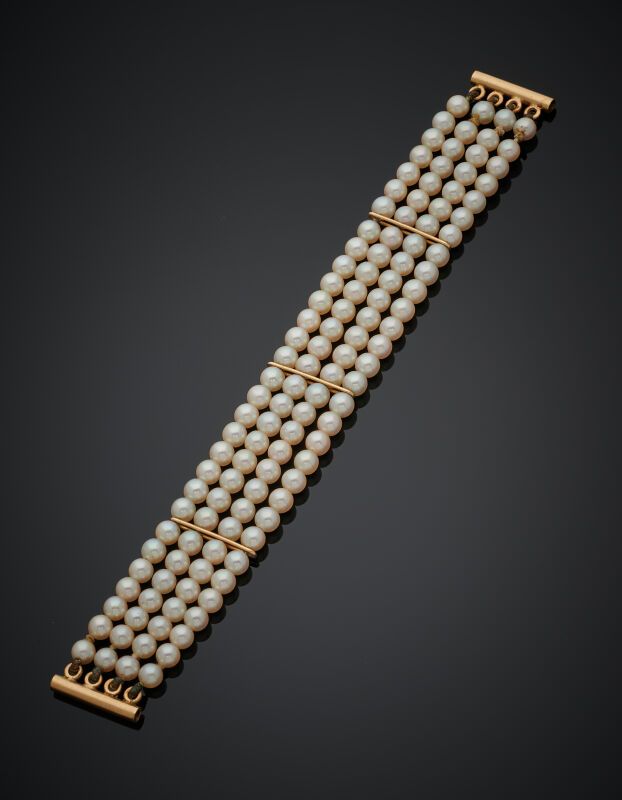 Null 表链由四排养殖珍珠组成。黄金（750‰）滑扣。适用于 POIRAY 品牌的 "Ma Première "腕表。 
珍珠直径：3.9 x 4.1 毫米。&hellip;