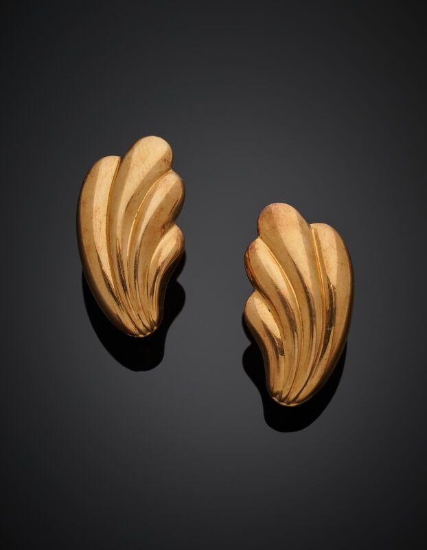 Null Pair of yellow gold (750‰) godronné "wave" EAR CLIPS. 
Length: 2.6 cm. Weig&hellip;