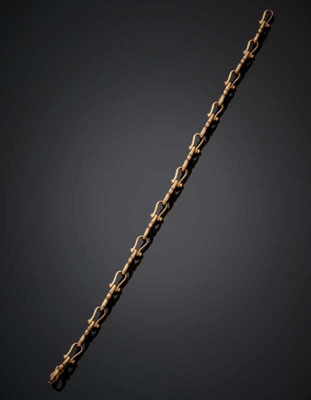 Null 海尔曼
黄金（750‰）镂空雕刻手镯，饰有各种链节。 
刻有 HERMES Paris 字样。 
长度：18 厘米。重量：9.8 克。