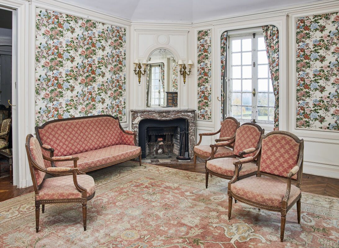 Null Mueble de salón de nogal decorado con frisos de entrelazos, hojas de acanto&hellip;