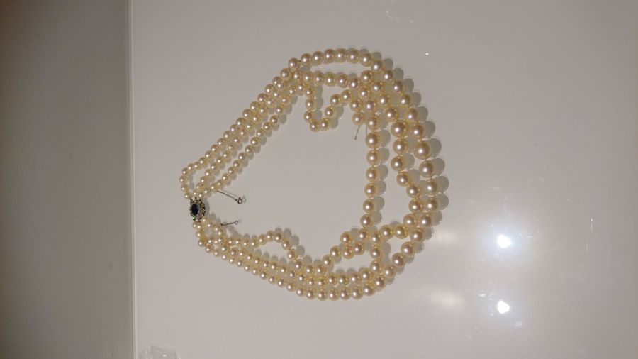 Null COLLIER composé de trois rangs de perles de culture de couleur crème, en ch&hellip;