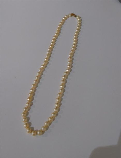 Null COLLIER composé d'un rang de perles de culture de couleur crème, à réenfile&hellip;