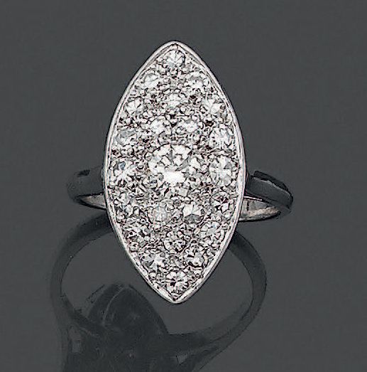 Null BAGUE «marquise» en platine (950 millièmes) serti d'un pavage de diamants t&hellip;