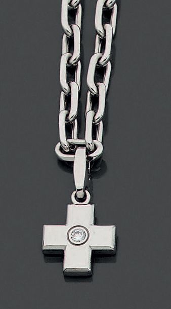 CARTIER PENDENTIF «croix» et sa CHAÎNE, en or gris (750 millièmes) centré d'un d&hellip;