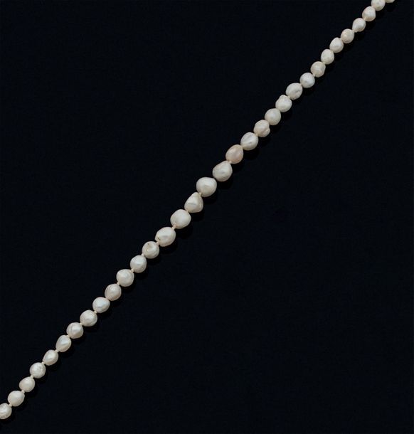 Null COLLIER composé d'un rang de 57 perles fines baroques de couleur blanc-crèm&hellip;