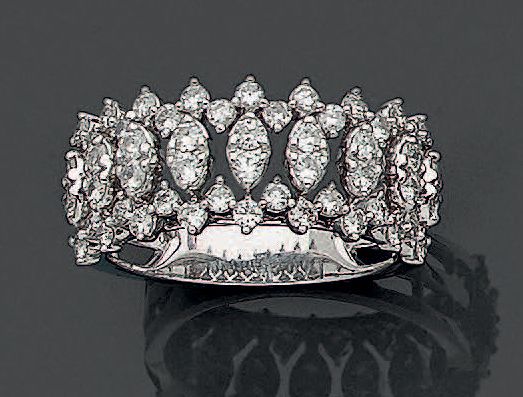 Null BAGUE «bandeau» en or gris (750 millièmes) ajouré, pavé de diamants taille &hellip;