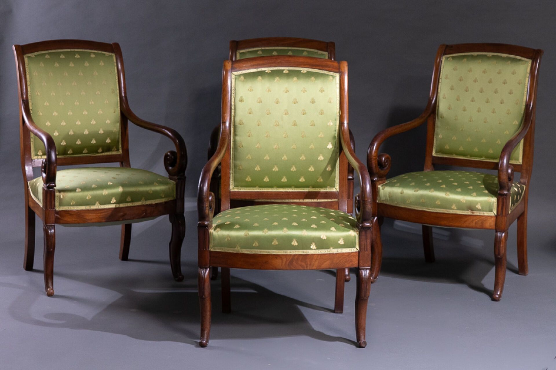 Null Suite von vier Sesseln aus Furnierholz, leicht umgekehrte Rückenlehne, kreu&hellip;