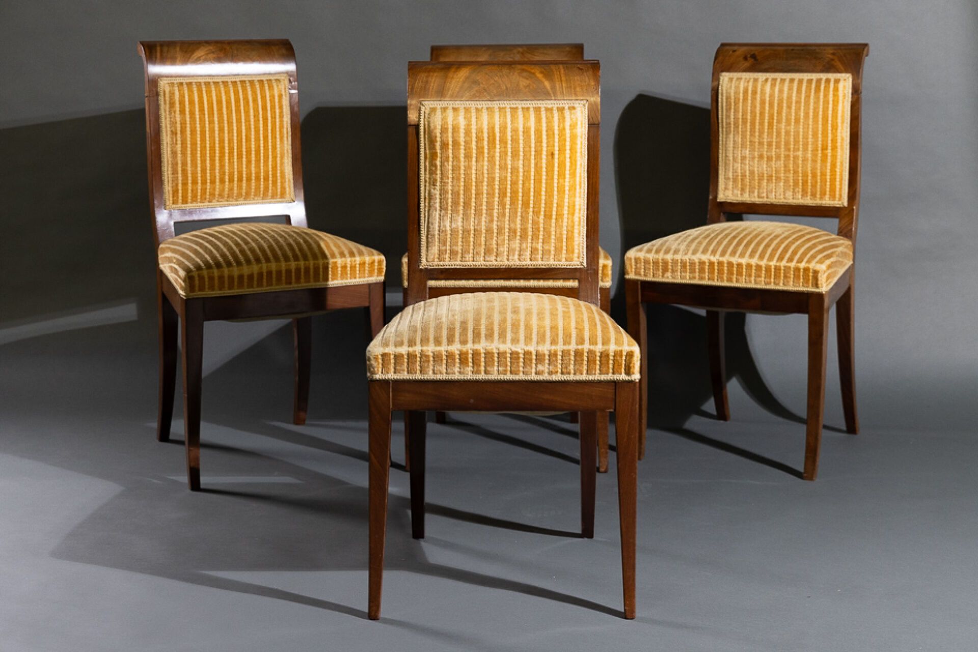 Null Suite von vier Stühlen aus Mahagoni und Mahagonifurnier mit umgekehrter Rüc&hellip;