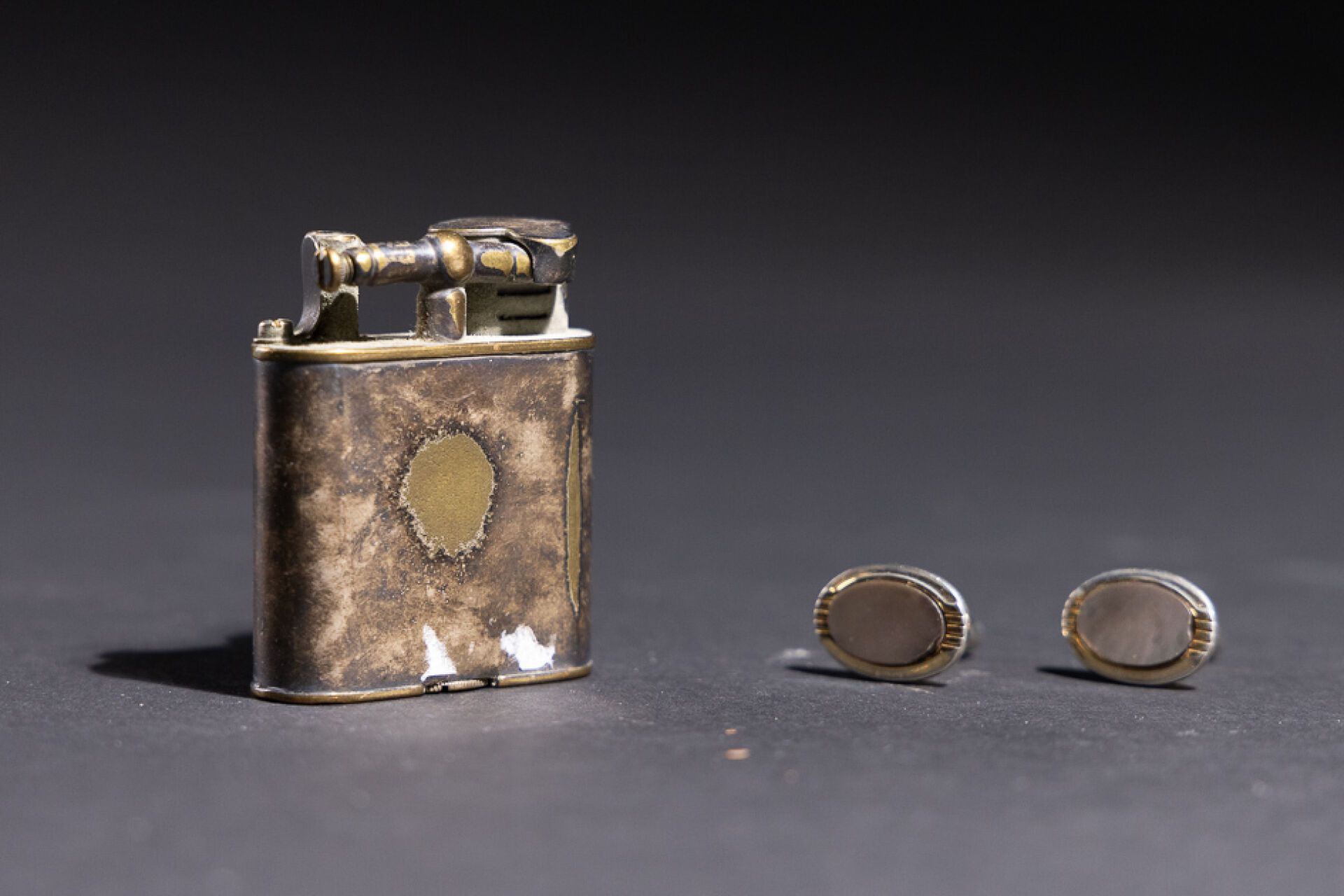 Null Dunhill lighter in silver-plated metal.
Pair of silver-plated cufflinks.