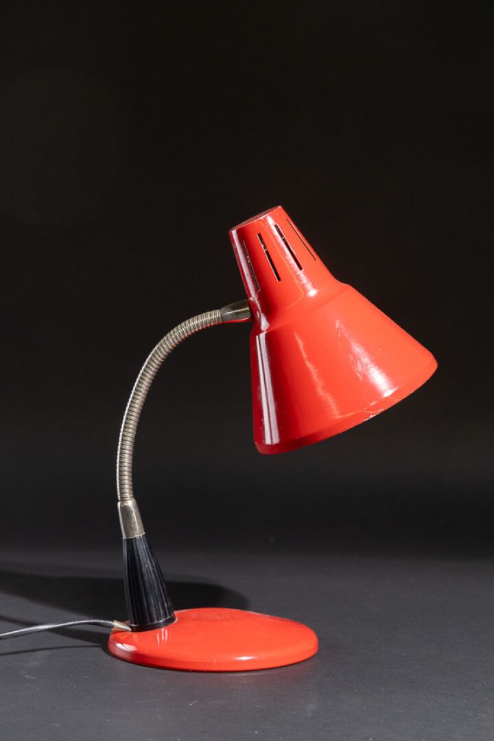 Null Lampe de chevet en métal chromé rouge. 
Années 1970
Haut. : 36 cm
