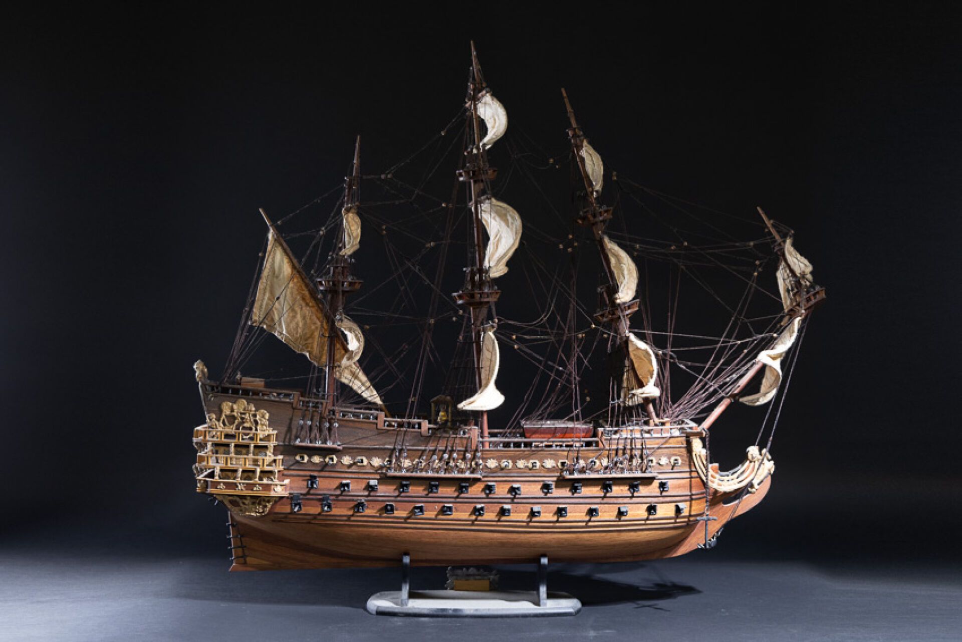 Null 三桅船 "Le Soleil Royal "号模型（有事故，部件有待重新固定），底座上有纸板。 
17 世纪风格。 
高度：78 厘米 - 宽度：95&hellip;
