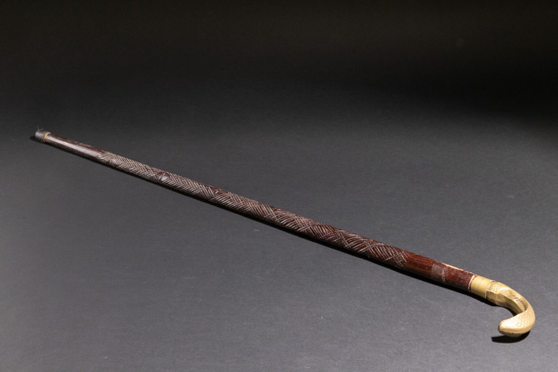 Null 雕刻和上漆的木制手杖，带眼镜蛇头的青铜鞍座（使用过）。 
现代作品。 
高度高度：96 厘米
