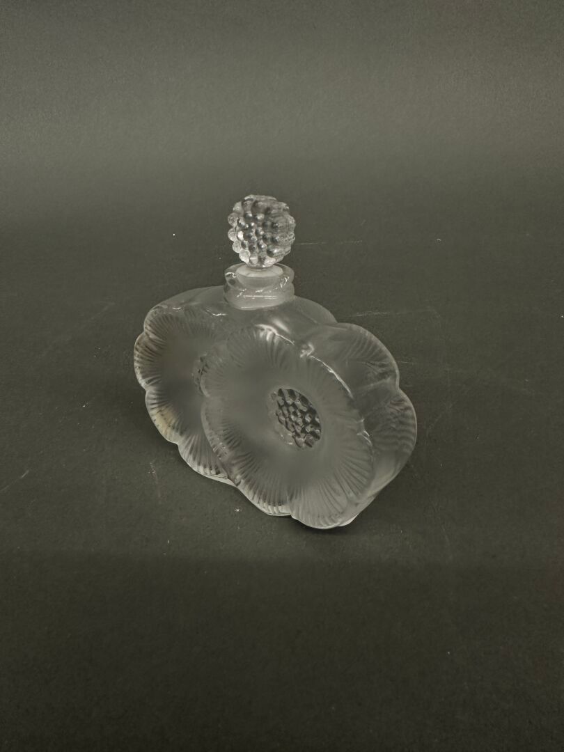 Null LALIQUE FRANCE 
Glass perfume bottle with two flowers, signed at the tip (d&hellip;